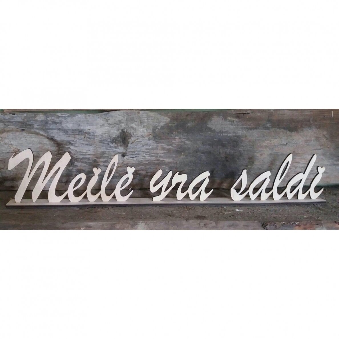 Pastatomas užrašas "Meilė yra saldi"